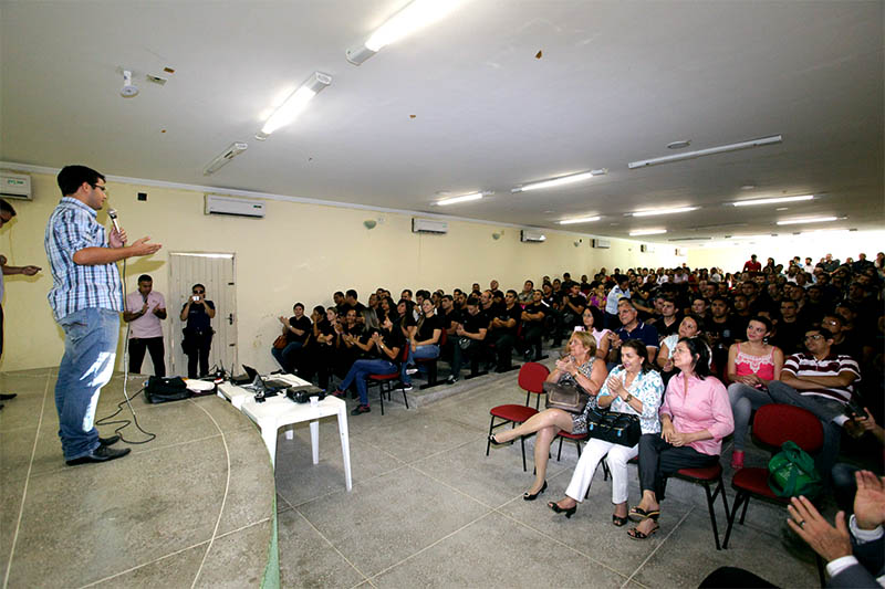Prefeitura de Eusébio nomeia e empossa 150 concursados